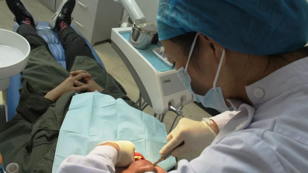 拔牙怎么拔的过程，拔牙怎么拔的过程不疼(图2)