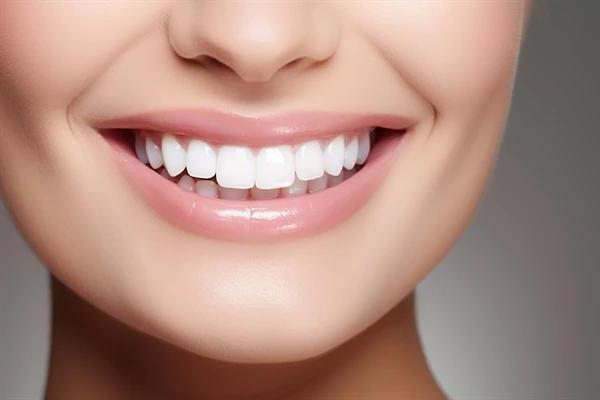 牙齿修复成本指南：解析不同材料与技术的价格差异(图1)