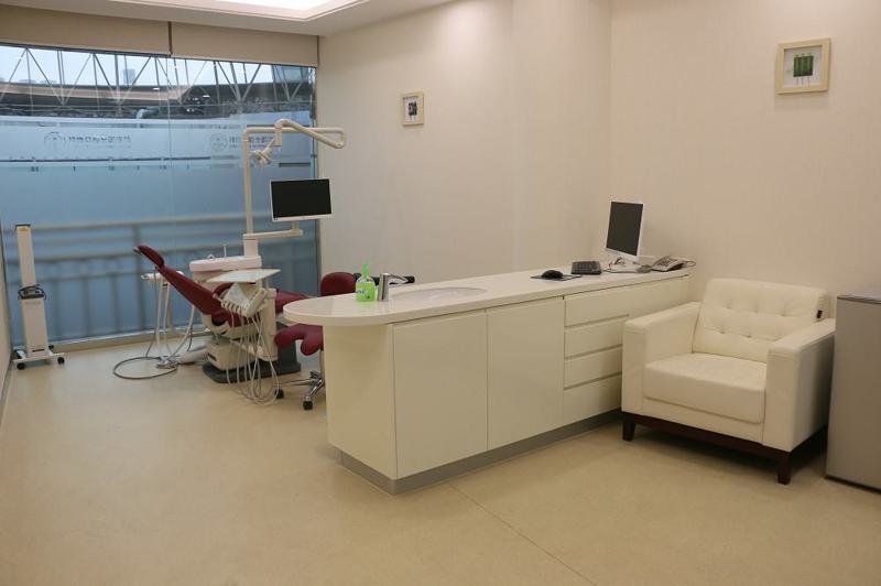 三亚泰康拜博口腔医院价格表2025年：洗牙88元起，补牙128元起，根管治疗580元起，种植牙2980元起，矫正6800