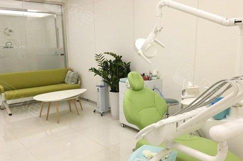 珠海六和口腔种植医生哪个好？梁展朋丨兰太馨做全口-半口缺失牙种植专业(图2)