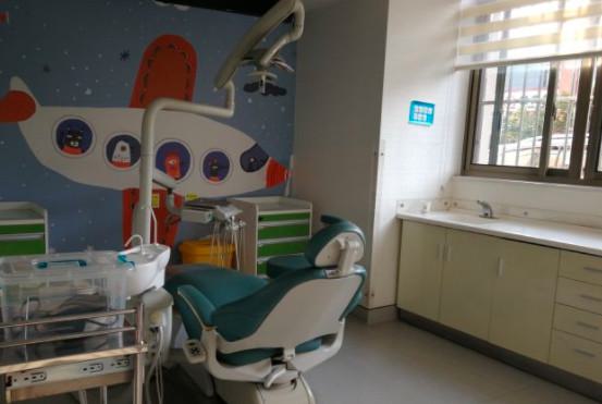 南京金陵口腔医院医生介绍：含种植牙-矫正-牙齿修复医生名单(图1)