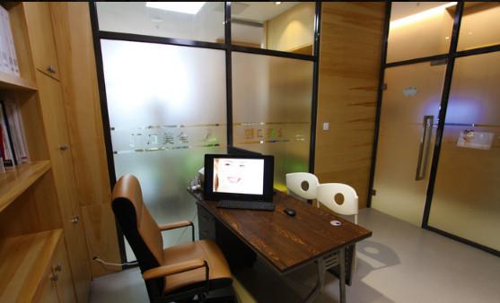 牙齿种植和牙齿矫正哪个更适合你?玉林全美口腔医院专家解析两者优缺点(图1)