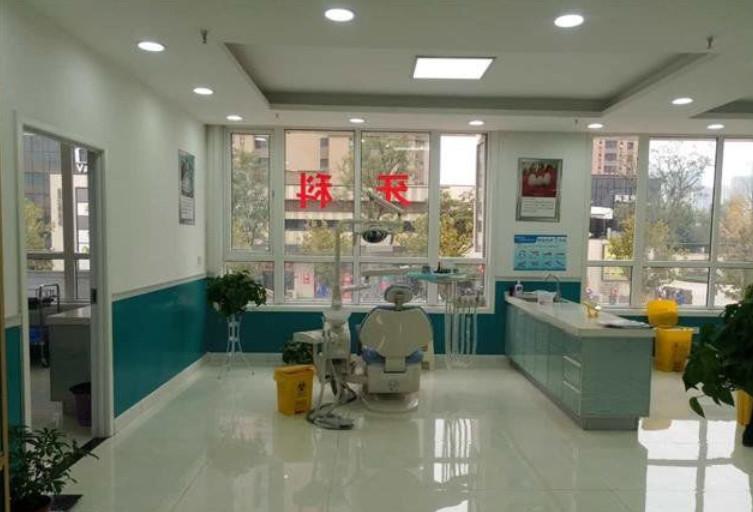 牙齿矫正必须拔牙吗？郑州贝菡口腔专家详解拔牙矫正的必要性与价值(图1)